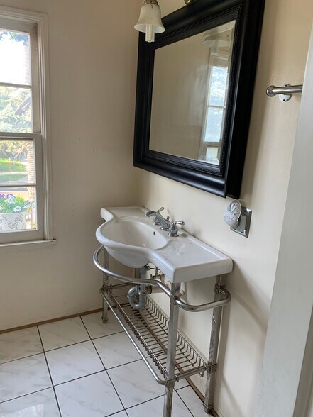 More Photos Of 1826 Wellington Rd, Los Angeles Specialty For Sale