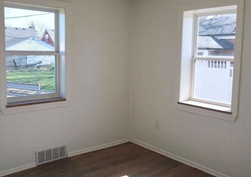 More Photos Of 2827 Fort St, Lincoln Park Freestanding For Sale