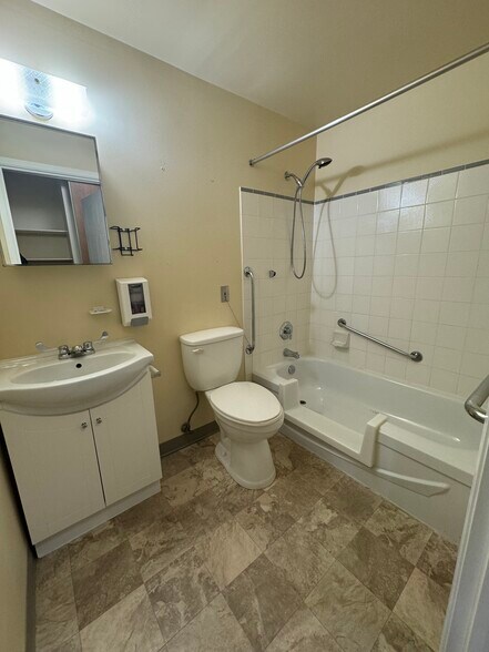 More Photos Of 725 Gibralter St, Norfolk Flex For Sale