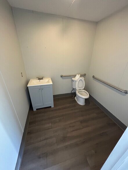 More Photos Of 721 Lakeside Dr, Mobile Land For Lease