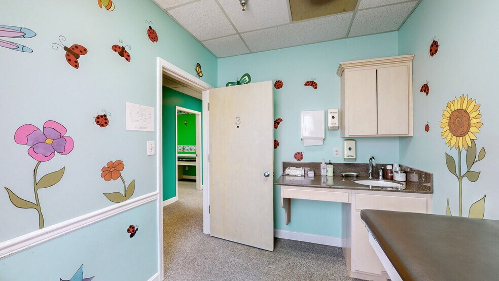 More Photos Of 1701 Spring St, Jeffersonville Medical For Sale