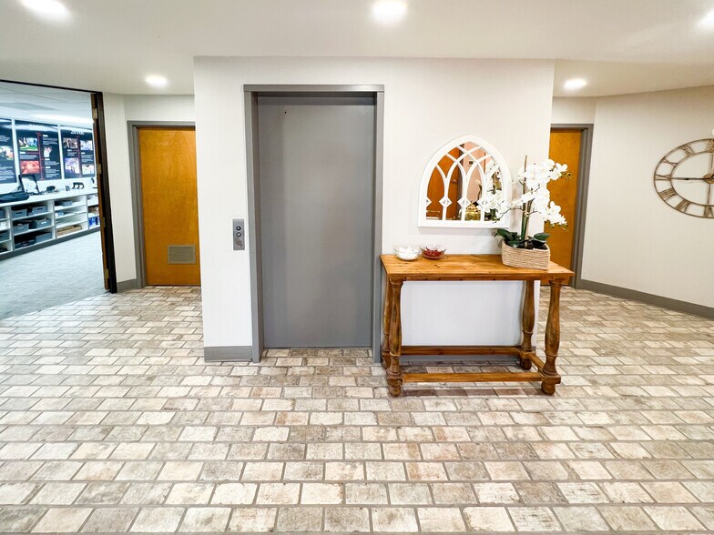 More Photos Of 3001 Big Spring St, Midland Office For Sale