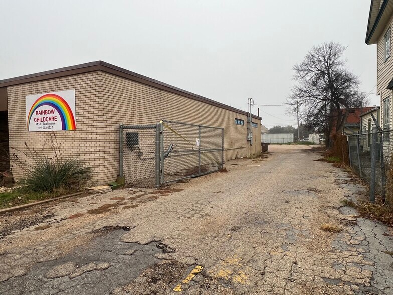 More Photos Of 113 E Twohig Ave, San Angelo General Retail For Sale