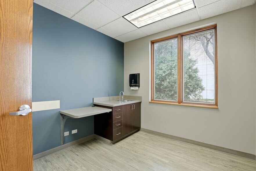 More Photos Of 390 Congress Pky, Crystal Lake Unknown For Lease