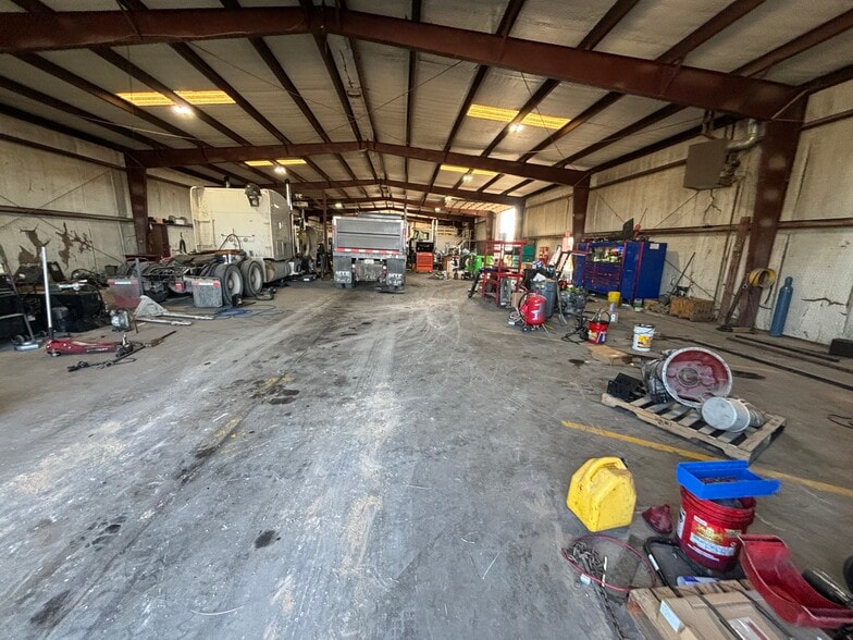 More Photos Of 207 Samuel Dr, Weatherford Warehouse For Lease