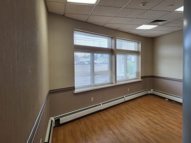 More Photos Of 3018 Military Rd, Niagara Falls Office For Lease
