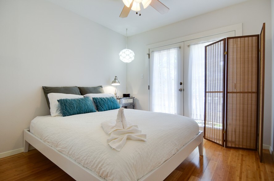 More Photos Of 708-800 S 1st St, Austin Multifamily For Sale