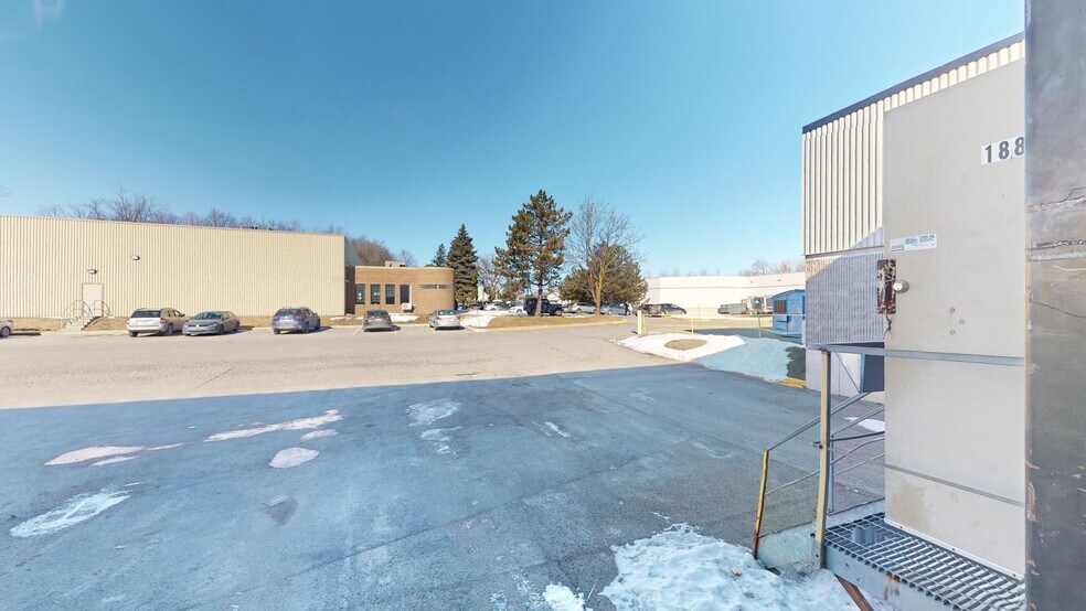 More Photos Of 1875-1905 Boul Lionel-Bertrand, Boisbriand Light Manufacturing For Lease