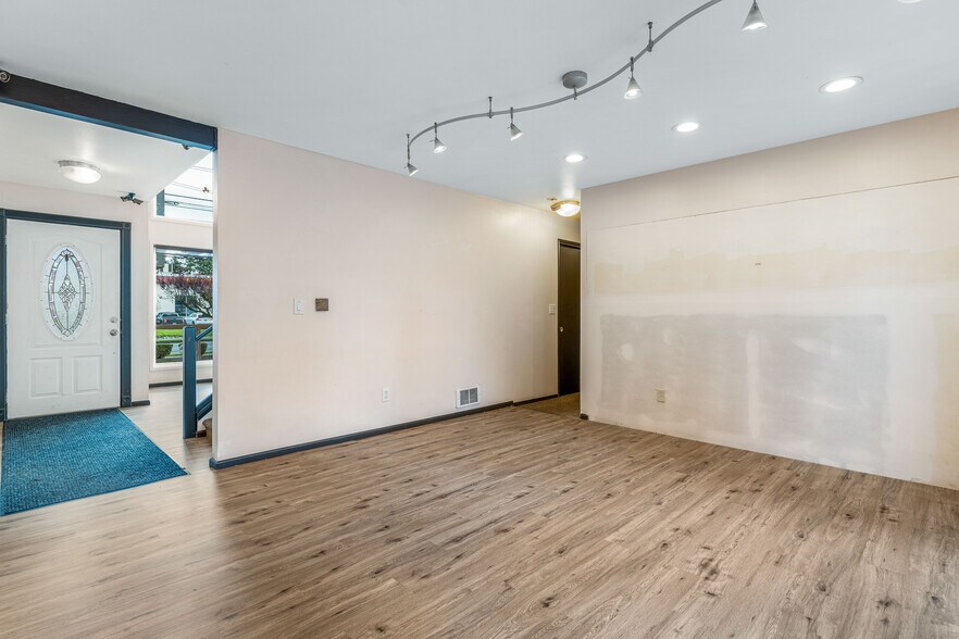 More Photos Of 712 Avenue D, Snohomish Storefront Retail Office For Sale