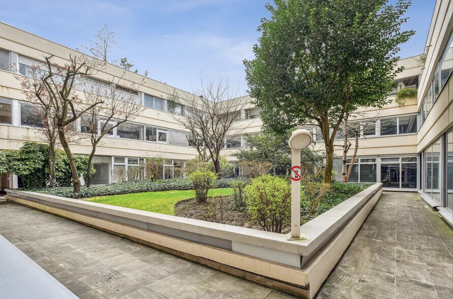 More Photos Of 118 Rue De Vaugirard, Paris Office For Sale