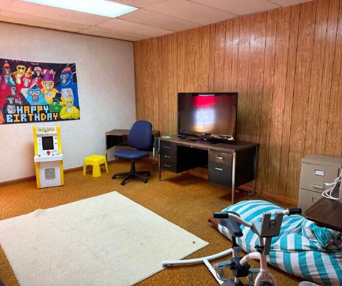 More Photos Of 137 San Augustine St, Center Industrial For Sale