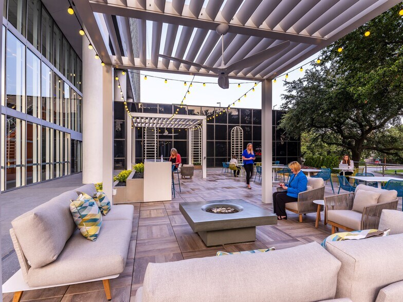 More Photos Of 24 Greenway Plz, Houston Office For Lease