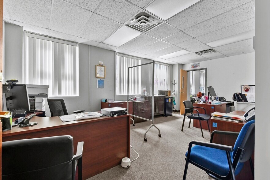 More Photos Of 5 Dover St, New Bedford Office For Lease