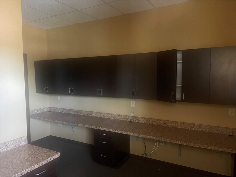 More Photos Of 1200 Crawford Ave, Granbury Medical For Lease