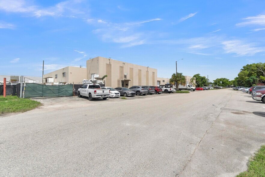 More Photos Of 821-841 NW 57th Pl, Fort Lauderdale Manufacturing For Lease