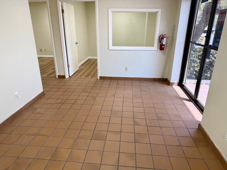 More Photos Of 5422-5432 W Crenshaw St, Tampa Unknown For Lease