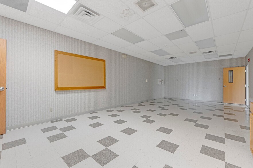 More Photos Of 8645 E Backwater Rd, North Webster Showroom For Lease