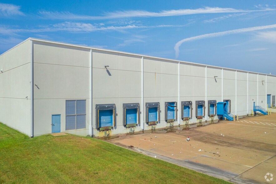 More Photos Of 601 National Dr, Ennis Manufacturing For Sale