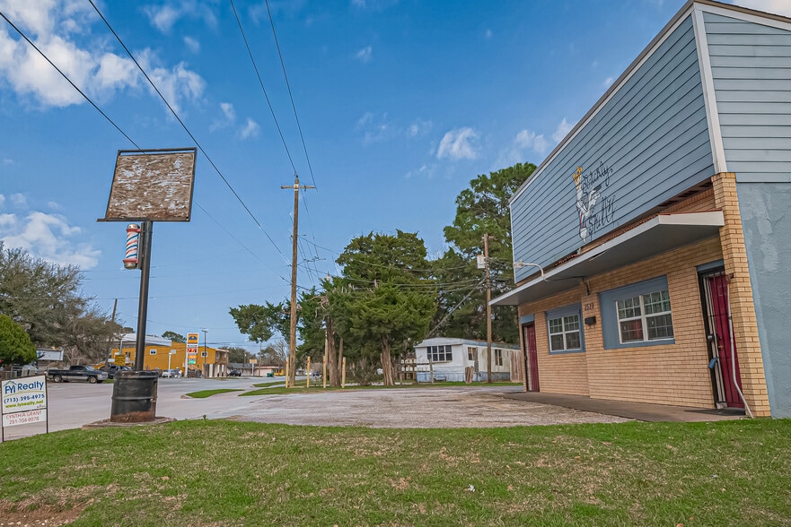More Photos Of 2329 Cedar Dr, La Marque Freestanding For Sale