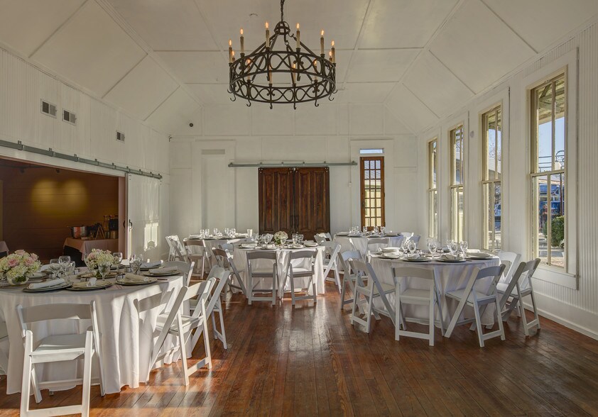 More Photos Of 702 High St, Comfort Restaurant For Sale