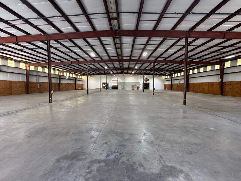 More Photos Of 1356 Bennett Dr, Longwood Distribution For Lease