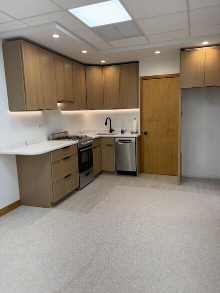 More Photos Of 4155 Addison St, Chicago Office For Lease
