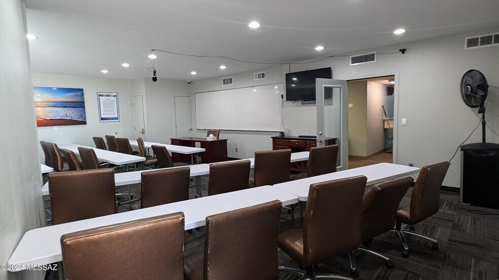 More Photos Of 2901 N Country Club Rd, Tucson Freestanding For Sale