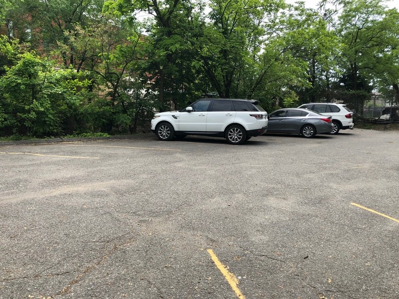 More Photos Of 144 E Kingsbridge Rd, Mount Vernon Warehouse For Lease