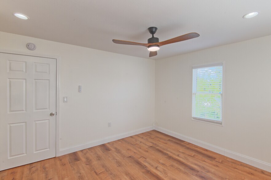 More Photos Of 1200 40th St S, Saint Petersburg Office For Sale