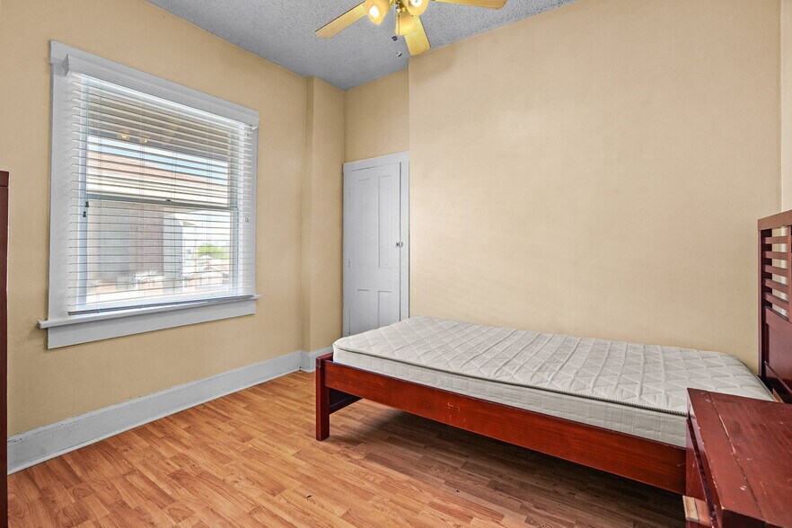 More Photos Of 2422 Montana Ave, El Paso Storefront Retail Office For Sale