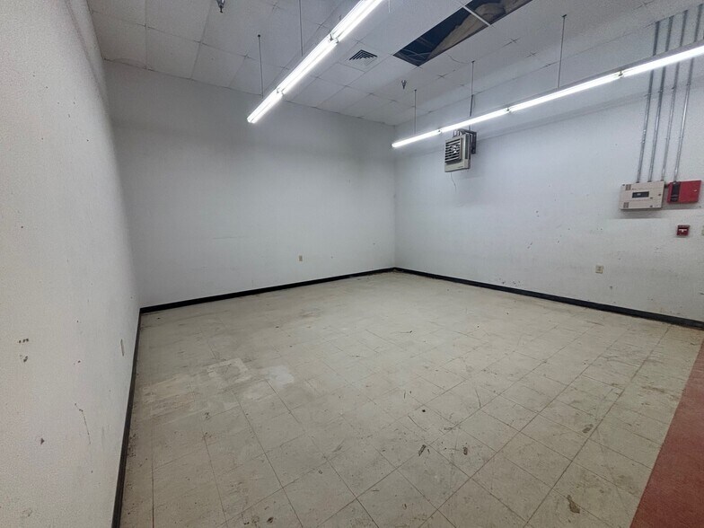 More Photos Of 427-429 W McIntyre St, Mullins Unknown For Lease