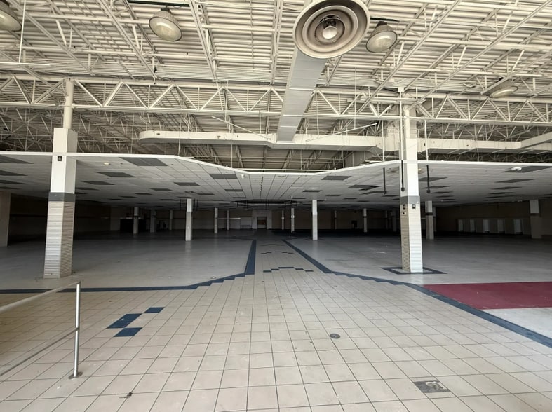 More Photos Of 35192-35220 Gratiot Ave, Clinton Township Freestanding For Lease