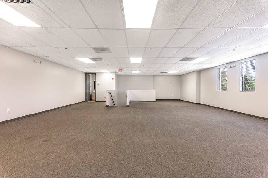 More Photos Of 1200 S Rogers Cir, Boca Raton Warehouse For Lease