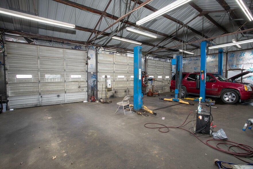 More Photos Of 1011 Redbud, Overton Warehouse For Sale