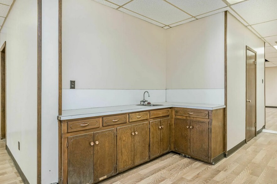 More Photos Of 904 S Grant St, Amarillo Distribution For Lease