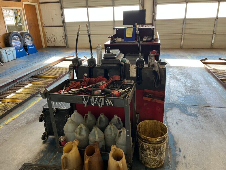 More Photos Of 1202 Cherokee St, Lindsay Auto Repair For Sale