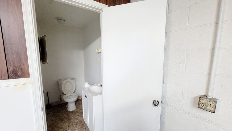 More Photos Of 2060 Warner St NE, Salem Warehouse For Sale