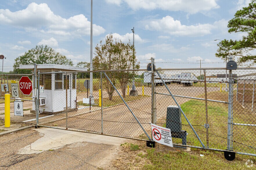 More Photos Of 1001 Industrial Park Dr, Clinton Manufacturing For Lease