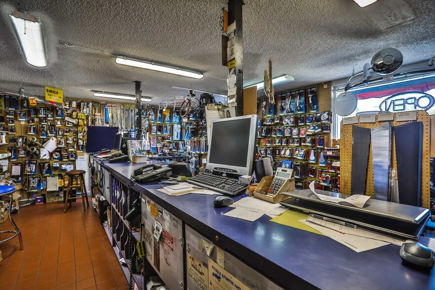 More Photos Of 2112 NW 36th St, Miami Auto Repair For Sale