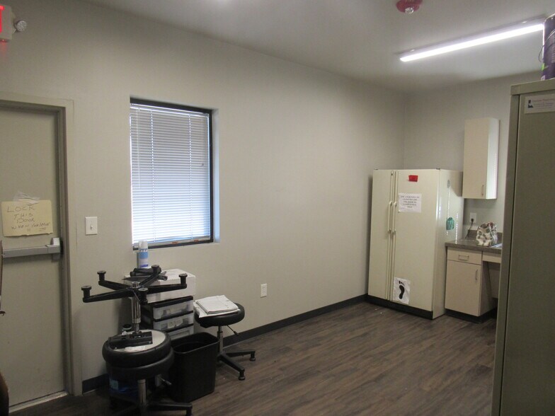 More Photos Of 595 W FM 120, Pottsboro Office For Lease