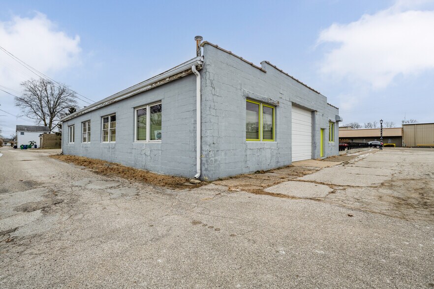 More Photos Of 9004 First St, Baroda General Retail For Sale