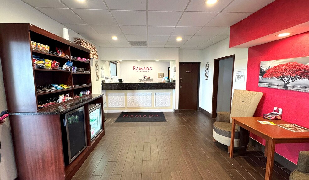 More Photos Of 1606 W Fayette Ave, Effingham Hotel For Sale