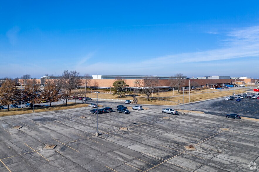 More Photos Of 800-850 NW Chipman Rd, Lee's Summit Office For Lease