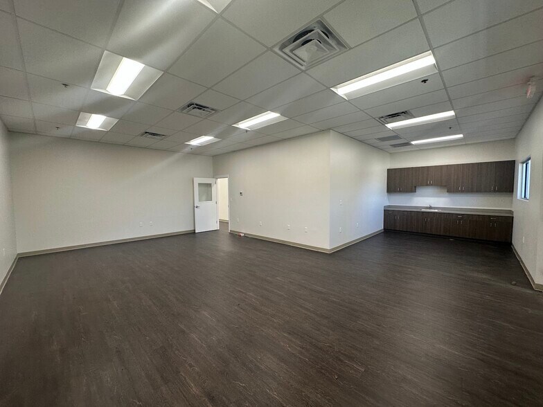 More Photos Of 7475 Chancellor Dr, Orlando Warehouse For Lease