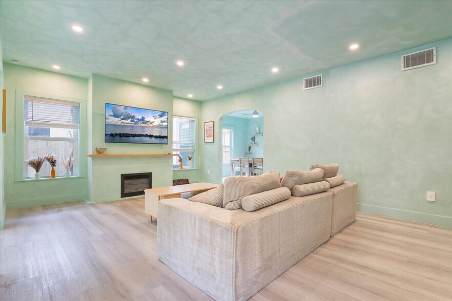 More Photos Of 22 NE 44th St, Miami Office Residential For Lease