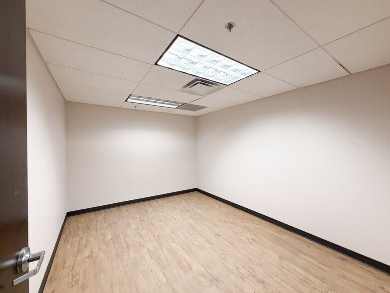 More Photos Of 10 County Line Dr, Cromwell Warehouse For Lease