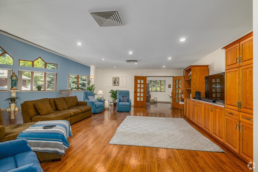 More Photos Of 39 N Portage Path, Akron Shelter For Sale