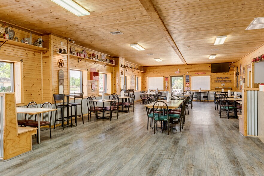 More Photos Of 714 N Main St, Sweeny Restaurant For Sale