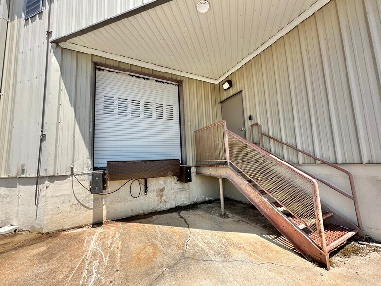 More Photos Of 627 American Glass Way, Knoxville Research And Development For Lease