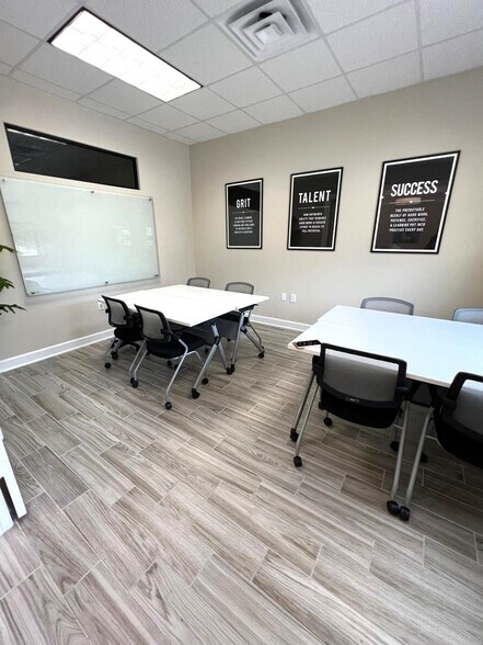 More Photos Of 202 Industrial Blvd, Sugar Land Office For Sale